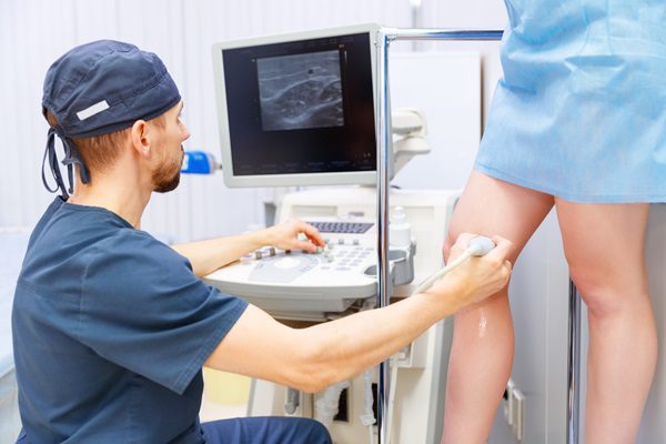 Vascular Specialist in Phoenix: When Should You Book an Appointment?